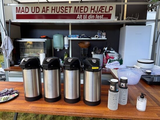 Kaffe, te og varm chokolade med flødeskum 